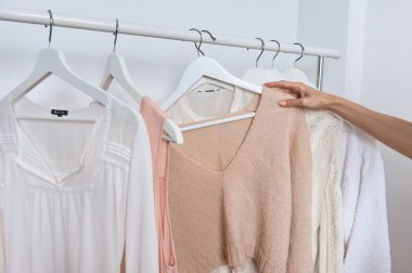 Kadın gardırobu, dolapta bluzlar.