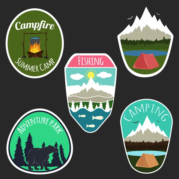 Conjunto colorido de emblemas de acampamento — Vetor de Stock
