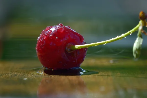 Ahşap bir masa üzerinde bir Olgun Kiraz