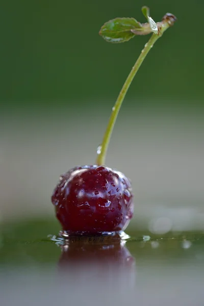 Ahşap bir masa üzerinde bir Olgun Kiraz