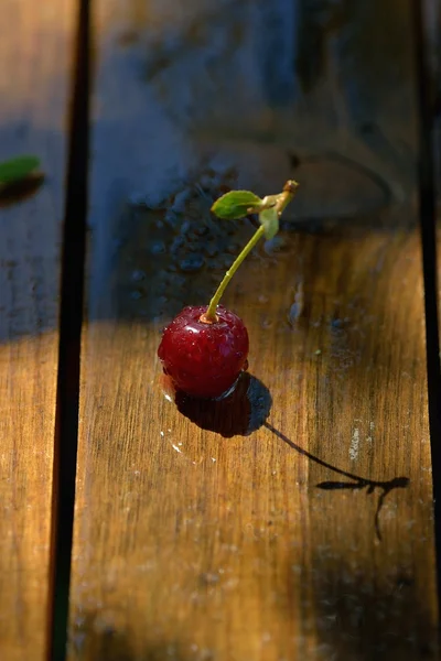 Ahşap bir masa üzerinde bir Olgun Kiraz