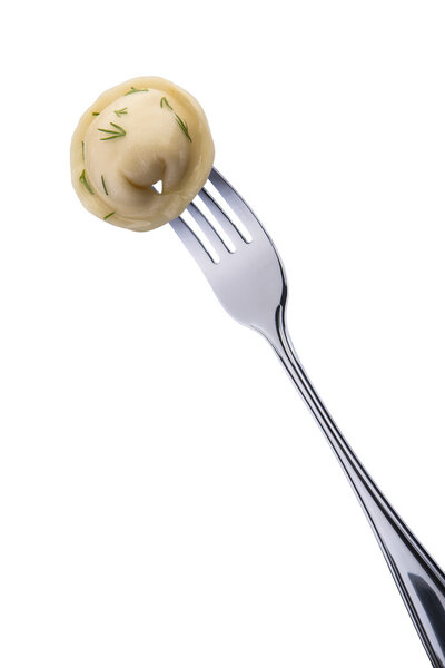 Приготовленные пельмени с фенхелем на вилке
