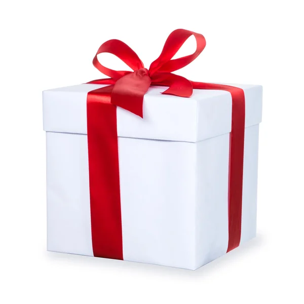 Белая подарочная коробка с красной лентой и бантом, изолированная на белом нарте — стоковое фото