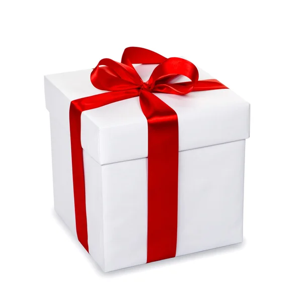 Coffret cadeau blanc avec ruban rouge et noeud, isolé sur fond blanc — Photo