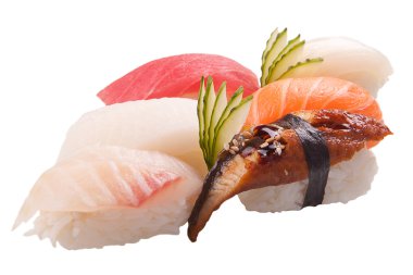 geleneksel suşi sashimi beyaz arka plan üzerinde