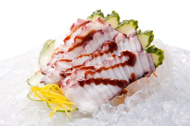 geleneksel suşi sashimi beyaz bir arka plan üzerinde