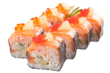 Beyaz zemin üzerine Japon suşi rulo