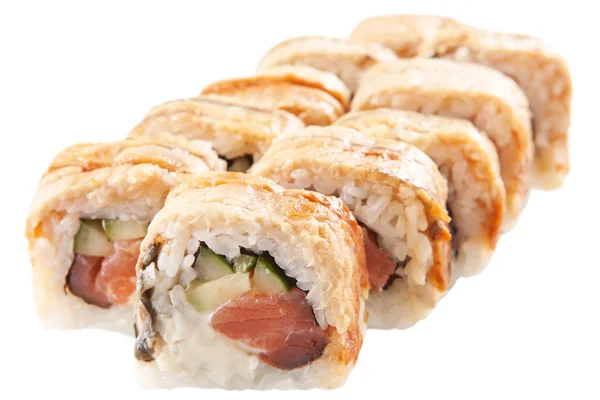 Japońskie sushi rolki na białym tle — Zdjęcie stockowe