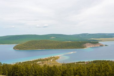 Khuvsgul Gölü 'ndeki orman ve dağlar. Moğolistan 'ın kuzeyi