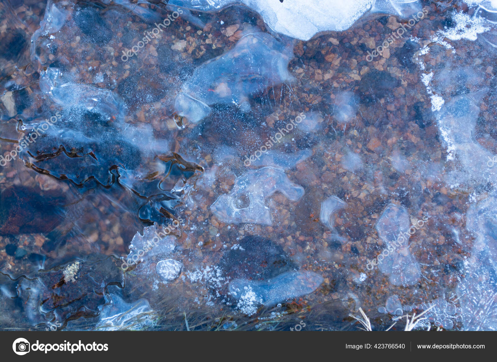 気泡や空想の断層線 場所で雪で覆われた氷 抽象的なパターン 濃い水が流れる青い氷のテクスチャ 冬の森の湖で凍る水 ストック写真 C Uuganbayar B