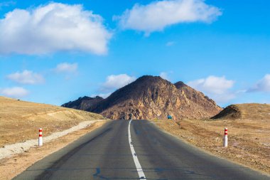 Güneşli bir günde insanların ve arabaların olmadığı güzel bir dağ yolu çarpıcı bir manzara ve araba meraklıları için heyecan verici bir yol. Sonsuza dek gitmek istediğin yol, Moğolistan