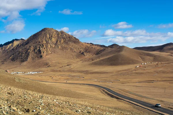 晴れた日には人や車のいない美しい山道 素晴らしい景色と車愛好家のためのエキサイティングな方法 永遠に行きたい道 モンゴル — ストック写真