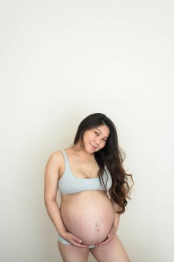 Mutlu hamile bir kadın çocuk bekliyor.