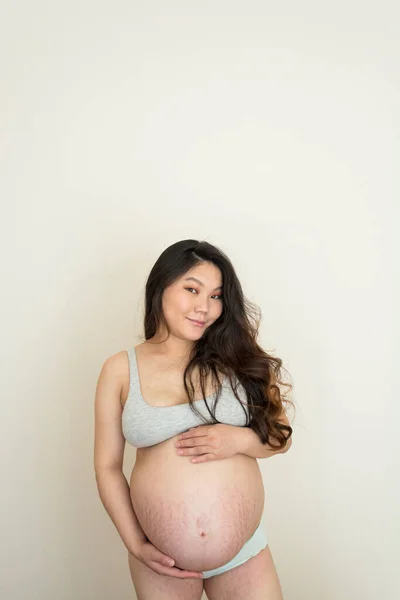 Счастливая Беременная Молодая Женщина Ждет Ребенка — стоковое фото