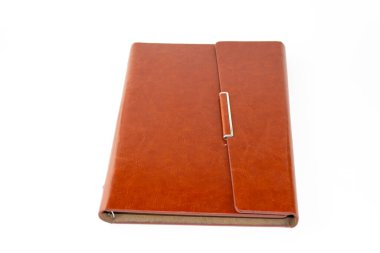 Beyaz arkaplanda kahverengi deri defter izole edilmiş.
