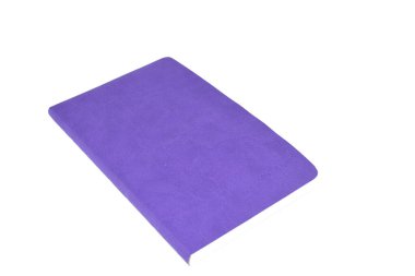 Kapalı eski mor defter beyaz arkaplanda izole edildi