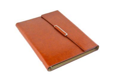 Kahverengi deri defter beyaz üzerine izole edilmiş.