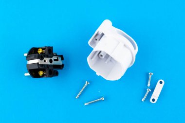 Beyaz güç kaynağı mavi arka planda izole edildi. Ayrıntılar.