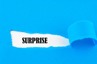 Yırtık kağıdın altında yazan sürpriz sözcük.