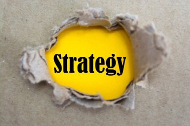 Yırtık kağıdın arkasında beliren kelime stratejisi.