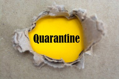 Karantina, yırtık bir zarfın içinde mesaj. Salgın Covid-19 Coronavirus karantina konsepti