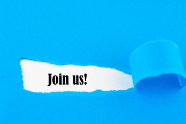 Bize katılın. Yırtık kahverengi kağıdın arkasında mesaj var. İşe alma ve yeni iş kavramı