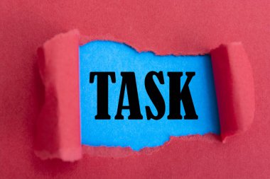 Yırtık kağıdın altında yazan TASK.