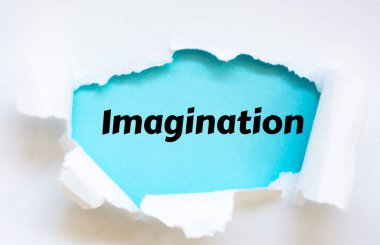 Kahverengi yırtık kağıdın altında yazılan hayal kelimesi.