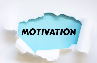 Mavi zemin üzerinde kelime motivasyonu olan yırtık beyaz kağıt