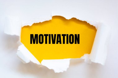 Sarı arka planda kelime motivasyonlu yırtık beyaz kağıt