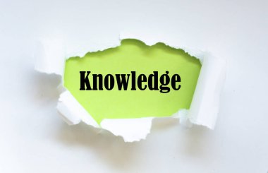 Kağıt üzerinde bilgi metni. Yırtık kağıt üzerinde kelime bilgisi. Resmi Kabul Et.