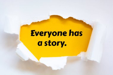 Herkesin yırtık kağıda yazılmış bir hikayesi vardır..