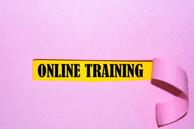 Çevrimiçi eğitim mesajı pembe yırtık kağıt altında yazıldı.