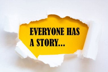 Herkesin yırtık kağıda yazılmış bir hikayesi vardır..