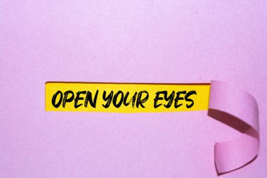 Gözlerinizi açın, yırtık pembe kağıt arkasında beliriyor..