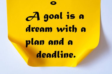 Motivasyon alıntısı. Rüya sadece rüyadır. Hedef, planlı ve son teslim tarihi olan bir rüyadır..