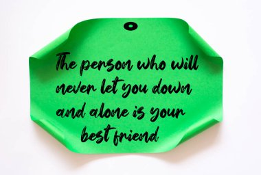 İlham verici motivasyon alıntısı. Seni asla yüzüstü bırakmayacak tek kişi senin en iyi arkadaşındır.. 