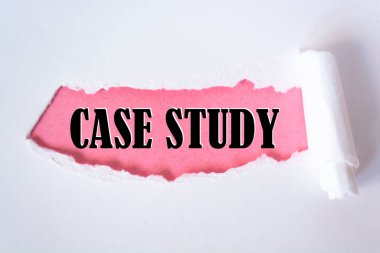 Kelime çalışması yırtık kağıdın arkasında beliriyor.