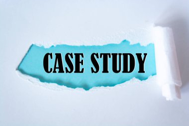 Kelime çalışması yırtık kağıdın arkasında beliriyor.