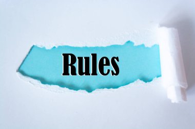 Sözcük kuralları yırtık kağıdın arkasında belirir