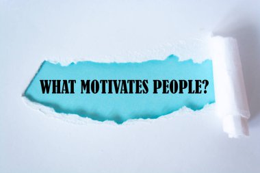 İnsanları ne harekete geçirir ki? Yırtık kağıt altında yazılmış soru.