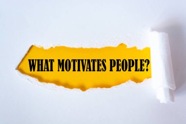 İnsanları ne harekete geçirir ki? Yırtık kağıt altında yazılmış soru.