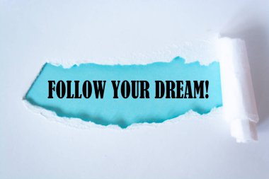 Yırtık kağıda yazılmış Hayallerinizi İzleyin iletisi.