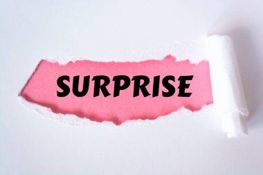 Yırtık kağıdın altında yazan sürpriz sözcük.