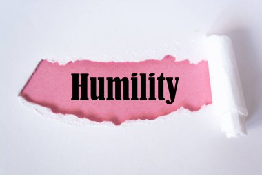 Alçakgönüllülük kelimelerini içeren yırtık bir kağıt parçası. Yaşam tarzı kavramı.