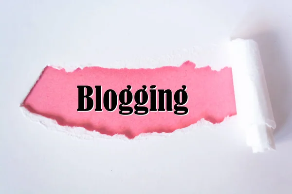 Palabra Blogging Que Aparece Detrás Del Papel Roto — Foto de Stock