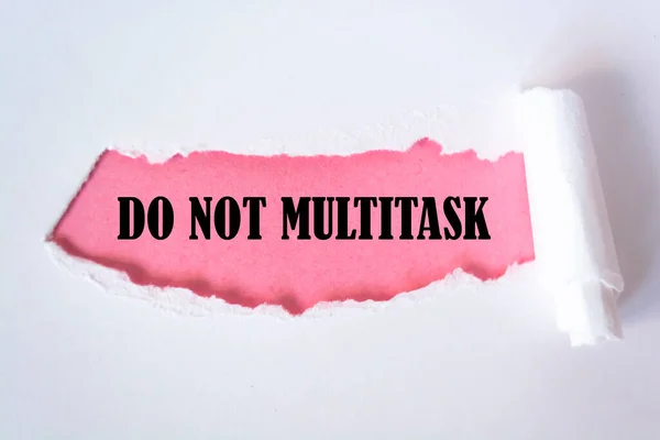 Multitask Mensaje Escrito Bajo Papel Roto — Foto de Stock