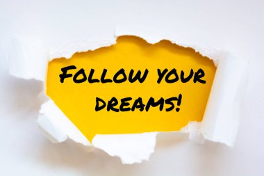 Yırtık kağıda yazılmış Hayallerinizi İzleyin iletisi.