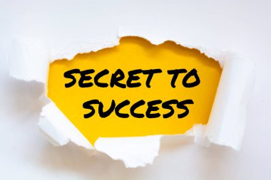 Yırtılan kağıdın altında yazan SİKA Kelime.