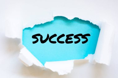 Kelime başarı kavramına sahip yırtık kağıt
